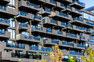 Obliczanie śladu węglowego w firmie z branży budownictwa: Klucz do zrównoważonego rozwoju i odpowiedzialności ekologicznej